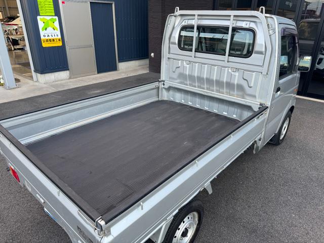 キャリイトラック ＫＣエアコン・パワステ　ワンオーナー車　５ＭＴ　ＥＴＣ　純正ＡＭ／ＦＭ　ヘッドライトレベライザー　荷台ゴムマット　ゲートプロテクター　荷室三方開　エアコン　パワステ　フロアゴムマット（18枚目）