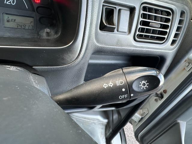 キャリイトラック ＫＣエアコン・パワステ　ワンオーナー車　５ＭＴ　ＥＴＣ　純正ＡＭ／ＦＭ　ヘッドライトレベライザー　荷台ゴムマット　ゲートプロテクター　荷室三方開　エアコン　パワステ　フロアゴムマット（25枚目）