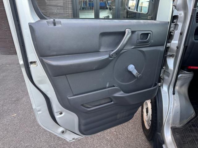 キャリイトラック ＫＣエアコン・パワステ　ワンオーナー車　５ＭＴ　ＥＴＣ　純正ＡＭ／ＦＭ　ヘッドライトレベライザー　荷台ゴムマット　ゲートプロテクター　荷室三方開　エアコン　パワステ　フロアゴムマット（30枚目）