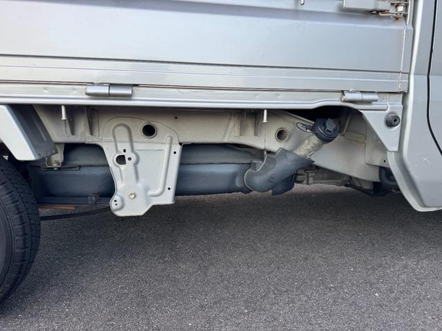 キャリイトラック ＫＣエアコン・パワステ　ワンオーナー車　５ＭＴ　ＥＴＣ　純正ＡＭ／ＦＭ　ヘッドライトレベライザー　荷台ゴムマット　ゲートプロテクター　荷室三方開　エアコン　パワステ　フロアゴムマット（35枚目）