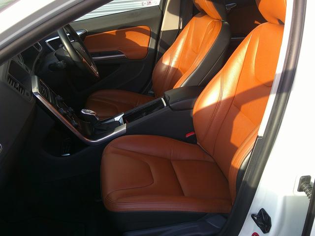 Ｖ６０ Ｔ４　ナビ　ＴＶ　ＥＴＣ　キーレス２個　革シート　電動シート　プッシュスタート　ブレーキサポート　レーンアシスト　レーダークルーズコントロール　ブラインドスポット　ＢＬＩＳ（18枚目）