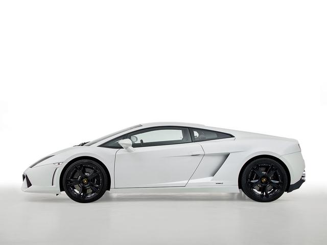 ガヤルド 　シートヒーター付フル電動シート　カリストシャイニーブラックトリム　ＬＥＤライト付きトランスパーレントエンジンフード　Ｑチューラインインテリア　ブランディングＰＫＧ　アルパインディスプレイオーディオ（2枚目）