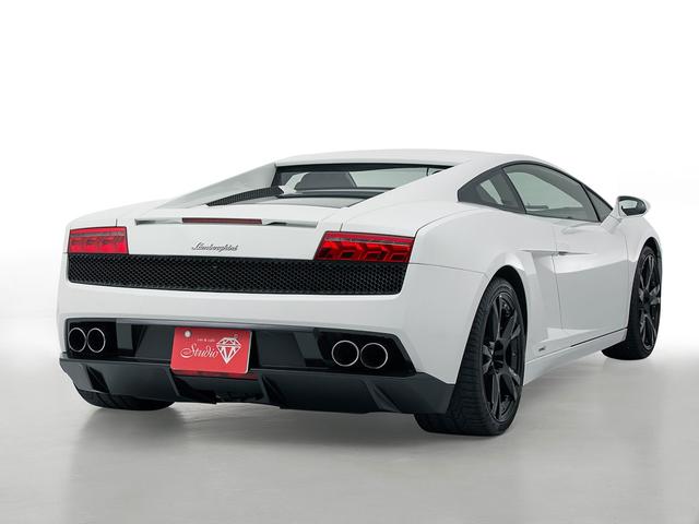 ガヤルド 　シートヒーター付フル電動シート　カリストシャイニーブラックトリム　ＬＥＤライト付きトランスパーレントエンジンフード　Ｑチューラインインテリア　ブランディングＰＫＧ　アルパインディスプレイオーディオ（3枚目）