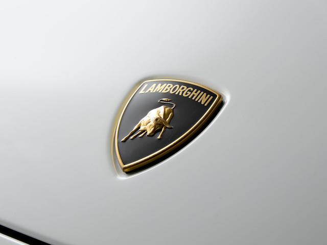 ガヤルド 　シートヒーター付フル電動シート　カリストシャイニーブラックトリム　ＬＥＤライト付きトランスパーレントエンジンフード　Ｑチューラインインテリア　ブランディングＰＫＧ　アルパインディスプレイオーディオ（5枚目）