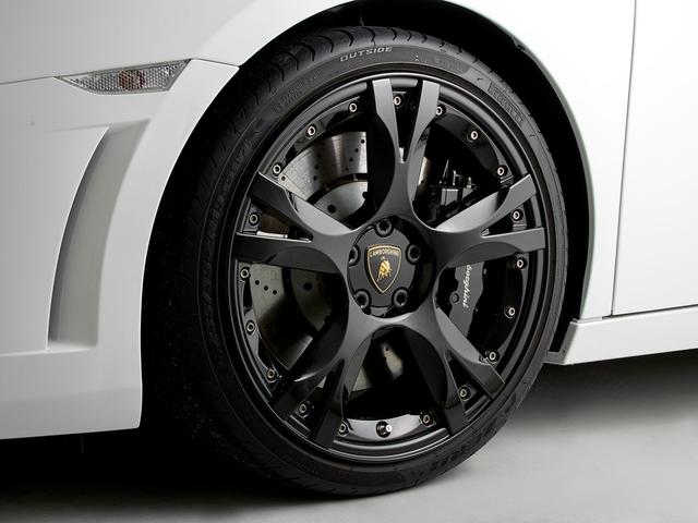 ガヤルド 　シートヒーター付フル電動シート　カリストシャイニーブラックトリム　ＬＥＤライト付きトランスパーレントエンジンフード　Ｑチューラインインテリア　ブランディングＰＫＧ　アルパインディスプレイオーディオ（9枚目）