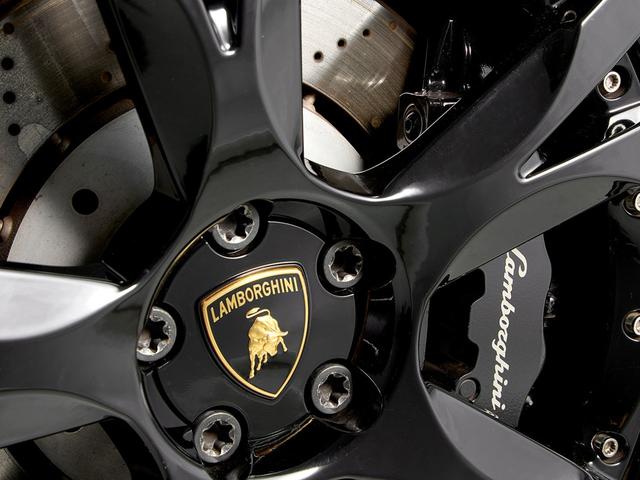 ガヤルド 　シートヒーター付フル電動シート　カリストシャイニーブラックトリム　ＬＥＤライト付きトランスパーレントエンジンフード　Ｑチューラインインテリア　ブランディングＰＫＧ　アルパインディスプレイオーディオ（10枚目）