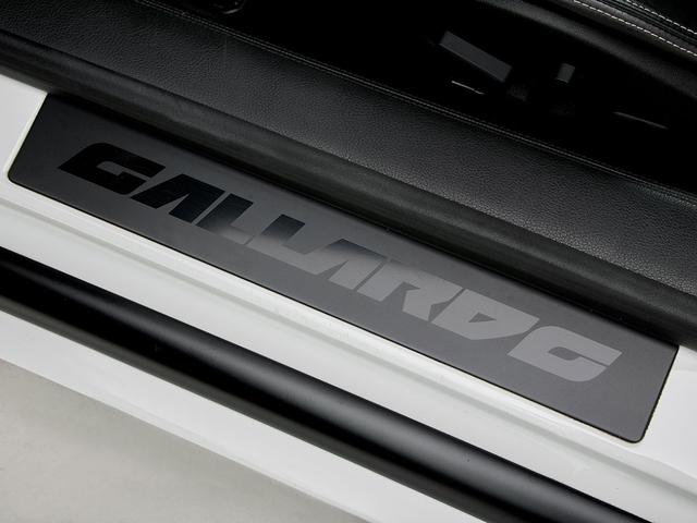 ガヤルド 　シートヒーター付フル電動シート　カリストシャイニーブラックトリム　ＬＥＤライト付きトランスパーレントエンジンフード　Ｑチューラインインテリア　ブランディングＰＫＧ　アルパインディスプレイオーディオ（14枚目）