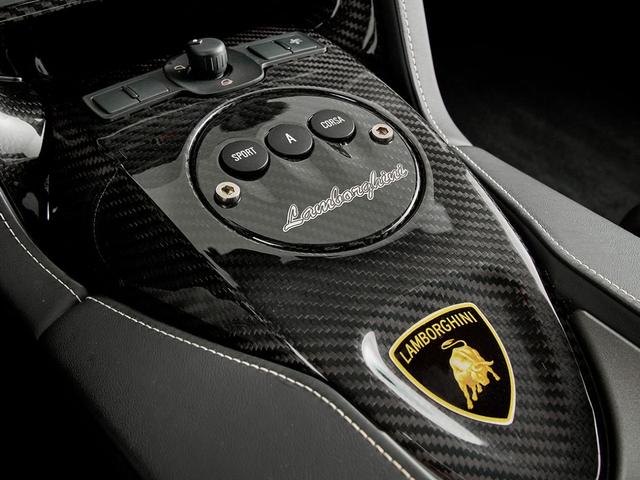 ガヤルド 　シートヒーター付フル電動シート　カリストシャイニーブラックトリム　ＬＥＤライト付きトランスパーレントエンジンフード　Ｑチューラインインテリア　ブランディングＰＫＧ　アルパインディスプレイオーディオ（29枚目）