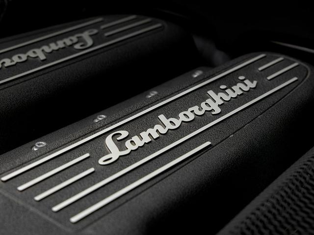 ガヤルド 　シートヒーター付フル電動シート　カリストシャイニーブラックトリム　ＬＥＤライト付きトランスパーレントエンジンフード　Ｑチューラインインテリア　ブランディングＰＫＧ　アルパインディスプレイオーディオ（43枚目）