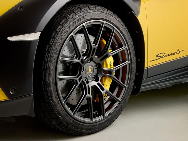 ウラカン 　１９インチ鍛造マットブラック　イエローキャリパー　Ａｄ　Ｐｅｒｓｏｎａｍ内装カスタマイズ　　ボディ・ホイールガラスコーティング済　ドラレコデジタルインナーミラー（9枚目）