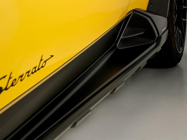 ウラカン 　１９インチ鍛造マットブラック　イエローキャリパー　Ａｄ　Ｐｅｒｓｏｎａｍ内装カスタマイズ　　ボディ・ホイールガラスコーティング済　ドラレコデジタルインナーミラー（11枚目）