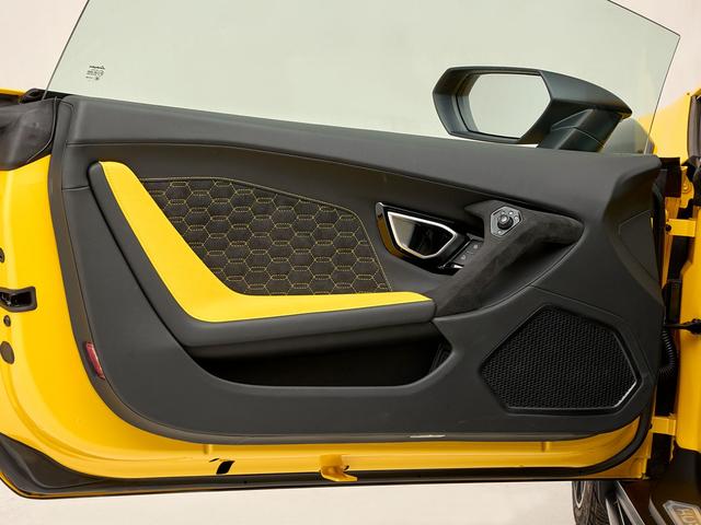 ウラカン 　１９インチ鍛造マットブラック　イエローキャリパー　Ａｄ　Ｐｅｒｓｏｎａｍ内装カスタマイズ　　ボディ・ホイールガラスコーティング済　ドラレコデジタルインナーミラー（13枚目）