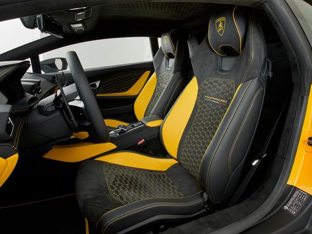 ウラカン 　１９インチ鍛造マットブラック　イエローキャリパー　Ａｄ　Ｐｅｒｓｏｎａｍ内装カスタマイズ　　ボディ・ホイールガラスコーティング済　ドラレコデジタルインナーミラー（16枚目）