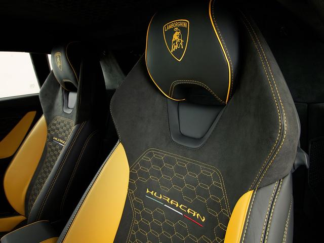 ウラカン 　１９インチ鍛造マットブラック　イエローキャリパー　Ａｄ　Ｐｅｒｓｏｎａｍ内装カスタマイズ　　ボディ・ホイールガラスコーティング済　ドラレコデジタルインナーミラー（17枚目）