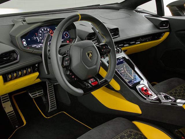 ウラカン 　１９インチ鍛造マットブラック　イエローキャリパー　Ａｄ　Ｐｅｒｓｏｎａｍ内装カスタマイズ　　ボディ・ホイールガラスコーティング済　ドラレコデジタルインナーミラー（19枚目）