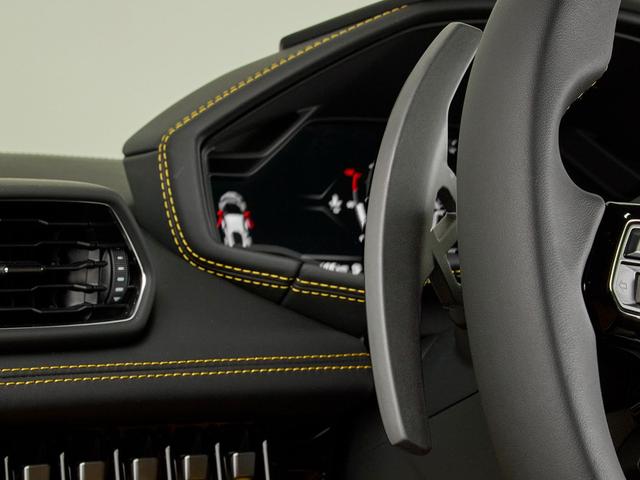 ウラカン 　１９インチ鍛造マットブラック　イエローキャリパー　Ａｄ　Ｐｅｒｓｏｎａｍ内装カスタマイズ　　ボディ・ホイールガラスコーティング済　ドラレコデジタルインナーミラー（21枚目）