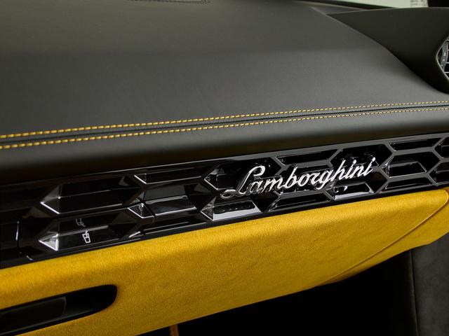 ウラカン 　１９インチ鍛造マットブラック　イエローキャリパー　Ａｄ　Ｐｅｒｓｏｎａｍ内装カスタマイズ　　ボディ・ホイールガラスコーティング済　ドラレコデジタルインナーミラー（25枚目）