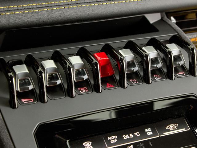 ウラカン 　１９インチ鍛造マットブラック　イエローキャリパー　Ａｄ　Ｐｅｒｓｏｎａｍ内装カスタマイズ　　ボディ・ホイールガラスコーティング済　ドラレコデジタルインナーミラー（26枚目）