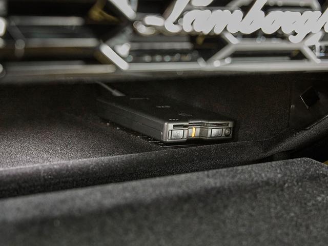 ウラカン 　１９インチ鍛造マットブラック　イエローキャリパー　Ａｄ　Ｐｅｒｓｏｎａｍ内装カスタマイズ　　ボディ・ホイールガラスコーティング済　ドラレコデジタルインナーミラー（29枚目）