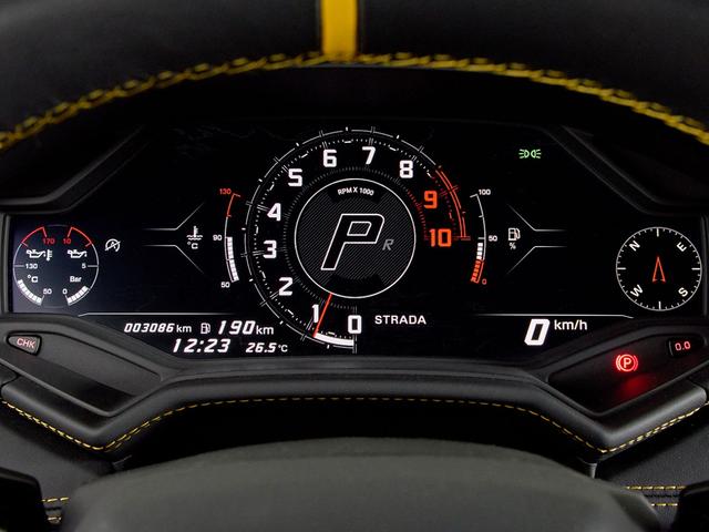 ウラカン 　１９インチ鍛造マットブラック　イエローキャリパー　Ａｄ　Ｐｅｒｓｏｎａｍ内装カスタマイズ　　ボディ・ホイールガラスコーティング済　ドラレコデジタルインナーミラー（34枚目）