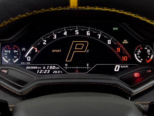 ウラカン 　１９インチ鍛造マットブラック　イエローキャリパー　Ａｄ　Ｐｅｒｓｏｎａｍ内装カスタマイズ　　ボディ・ホイールガラスコーティング済　ドラレコデジタルインナーミラー（35枚目）