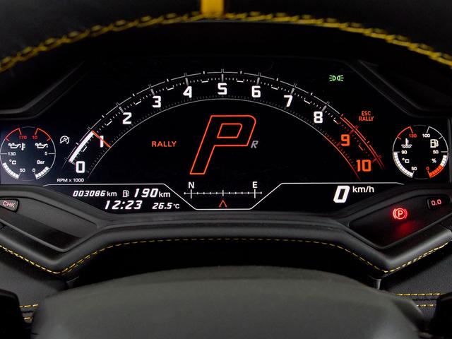 ウラカン 　１９インチ鍛造マットブラック　イエローキャリパー　Ａｄ　Ｐｅｒｓｏｎａｍ内装カスタマイズ　　ボディ・ホイールガラスコーティング済　ドラレコデジタルインナーミラー（36枚目）