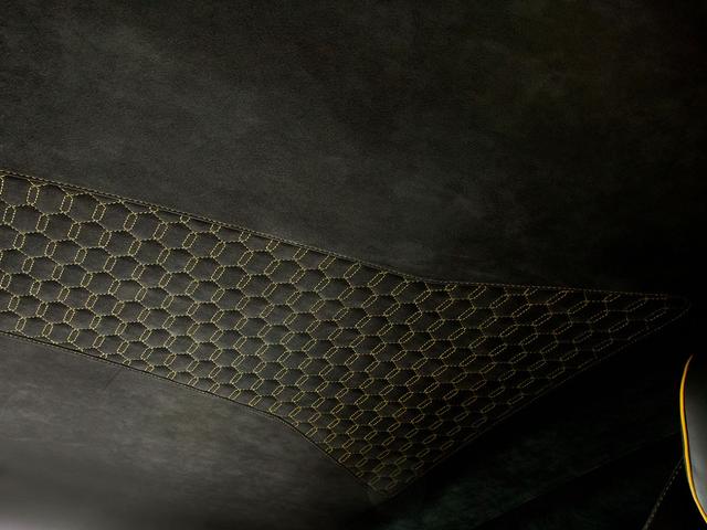 ウラカン 　１９インチ鍛造マットブラック　イエローキャリパー　Ａｄ　Ｐｅｒｓｏｎａｍ内装カスタマイズ　　ボディ・ホイールガラスコーティング済　ドラレコデジタルインナーミラー（37枚目）