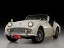 TR3はTR2により大型のキャブレターを装備することでパワーアップし、ブレーキ系も改良されています。さらにTR3Aでマイナーチェンジし、フロントグリルが横に広がり、凹みが少なくなっています。