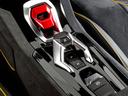 エンジン始動ボタンにトランスミッションの操作スイッチ類になります。サイドブレーキは電動タイプを採用しています。