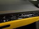 イエローのあるカンターラ生地を採用しています。ランボルギーニのロゴが取り付け。Ad Personam Interior Lower Dashboardをメーカーオプション(78,430円)採用。
