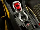 エンジン始動ボタンにトランスミッションの操作スイッチ類になります。サイドブレーキは電動タイプを採用しています。