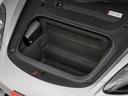 フロントトランクはお決まりのサイズで、深めの容量になります。