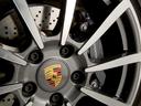 カラークレストもオプション採用しています。　￥ポルシェらしいデザインホイールを採用しています。ブレーキキャリパーもマッチしたカラーです。