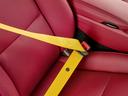レーシングイエローのカラーシートベルトがボルドーレッドに強烈な印象を与えてくれます。（４６，０００円のオプション採用）