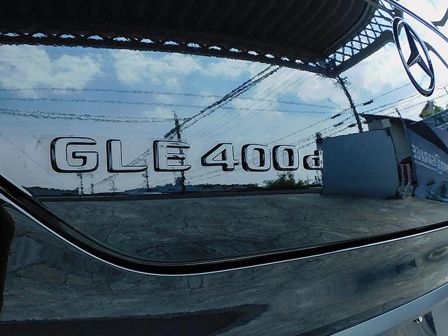 GLE GLE400d 4マチック クーペスポーツ パノラミックスライディングルーフ パナメリカーナグリル フロントアンダースポイラー トランクスポイラー ブラックアウト エアサスペション ブルメスターサウンド ベンチレーター シートヒーター 黒革(23枚目)