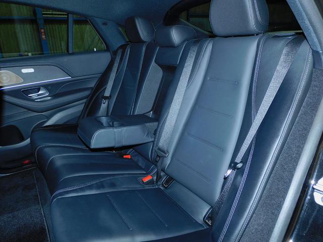 リヤシート左側の画像になります。