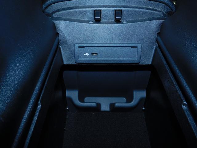 センターコンソールボックスになります。ＵＳＢインターフェース付きになります。