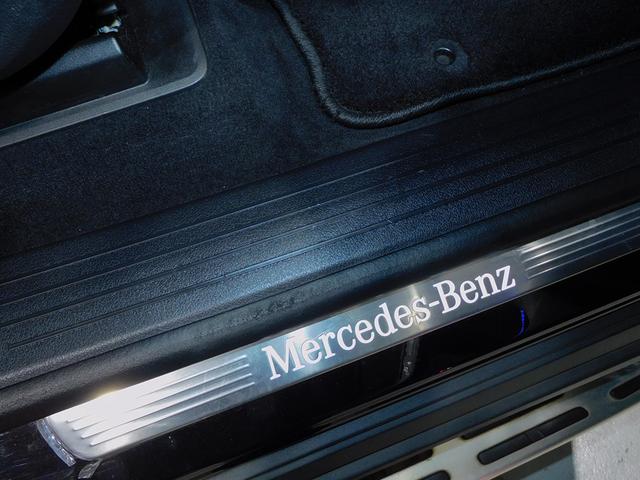 イルミネーテッドスカッフプレート付きになります。