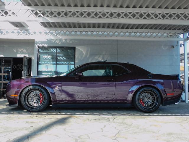 ダッジ・チャレンジャー Ｒ／Ｔスキャットパックワイドボディ　サンルーフ　ローダウン　キャルウイング可変バルブマフラー　プラスパッケージ　ドライバーコンビニエンスグループ　テクノロジーグループ　新車並行　オートチェック　ワンオーナー（4枚目）