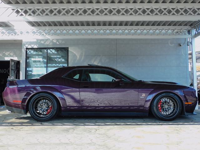 ダッジ・チャレンジャー Ｒ／Ｔスキャットパックワイドボディ　サンルーフ　ローダウン　キャルウイング可変バルブマフラー　プラスパッケージ　ドライバーコンビニエンスグループ　テクノロジーグループ　新車並行　オートチェック　ワンオーナー（5枚目）