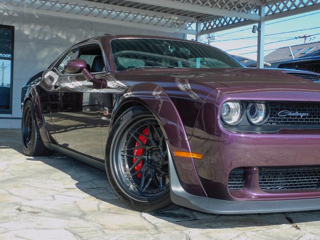 ダッジ・チャレンジャー Ｒ／Ｔスキャットパックワイドボディ　サンルーフ　ローダウン　キャルウイング可変バルブマフラー　プラスパッケージ　ドライバーコンビニエンスグループ　テクノロジーグループ　新車並行　オートチェック　ワンオーナー（9枚目）