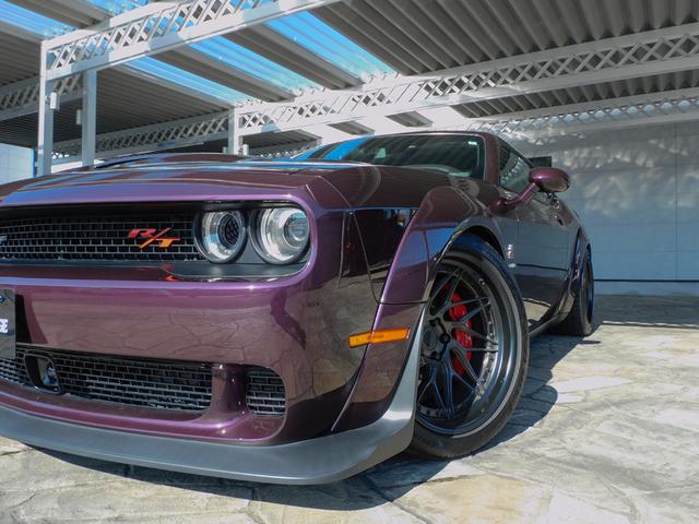 ダッジ・チャレンジャー Ｒ／Ｔスキャットパックワイドボディ　サンルーフ　ローダウン　キャルウイング可変バルブマフラー　プラスパッケージ　ドライバーコンビニエンスグループ　テクノロジーグループ　新車並行　オートチェック　ワンオーナー（10枚目）