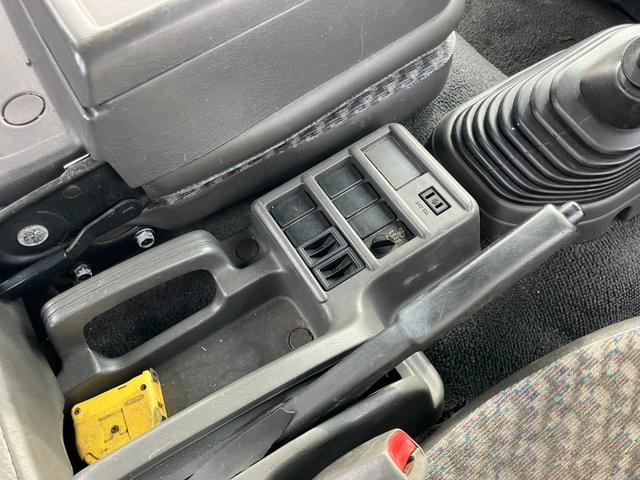 フォワード クレーン付キャリアカー 3段クレーン積載車 最大積載量1800kg 6速マニュアル ユニック角足差し違いアウトリガー ETC 荷台内寸580cmX215cm ETC ハーフシェイドガラス(38枚目)