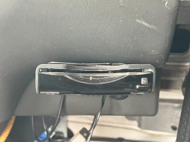 フォワード クレーン付キャリアカー 3段クレーン積載車 最大積載量1800kg 6速マニュアル ユニック角足差し違いアウトリガー ETC 荷台内寸580cmX215cm ETC ハーフシェイドガラス(40枚目)