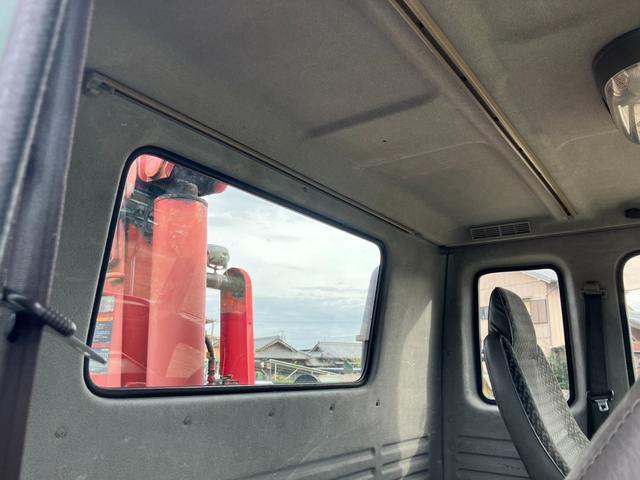 フォワード クレーン付キャリアカー 3段クレーン積載車 最大積載量1800kg 6速マニュアル ユニック角足差し違いアウトリガー ETC 荷台内寸580cmX215cm ETC ハーフシェイドガラス(48枚目)