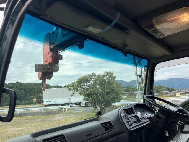 フォワード クレーン付キャリアカー 3段クレーン積載車 最大積載量1800kg 6速マニュアル ユニック角足差し違いアウトリガー ETC 荷台内寸580cmX215cm ETC ハーフシェイドガラス(50枚目)