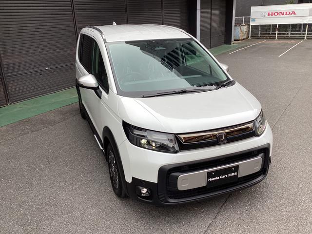 フリード e:HEVクロスター 当店展示車 新車未登録 ブラックエンブレム ボディーサイドモール べルリナブラックフロントグリル マルチビューカメラ アダプティブドライビングビーム 後退出庫サポート付き 専用15インチアルミホイール(3枚目)