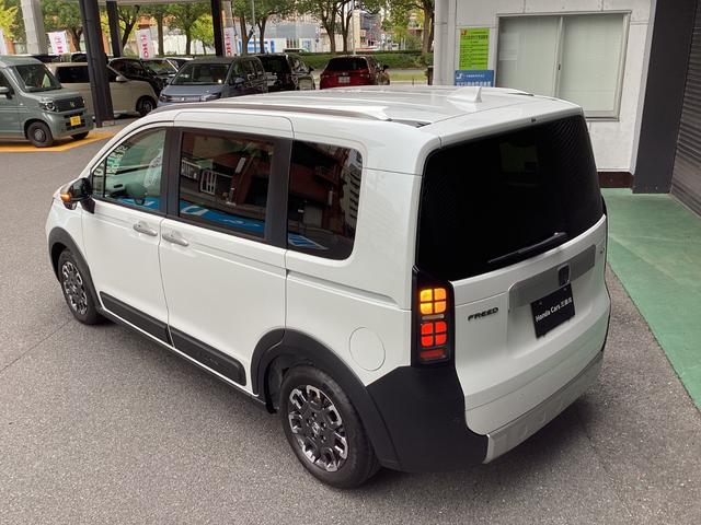 フリード e:HEVクロスター 当店展示車 新車未登録 ブラックエンブレム ボディーサイドモール べルリナブラックフロントグリル マルチビューカメラ アダプティブドライビングビーム 後退出庫サポート付き 専用15インチアルミホイール(16枚目)