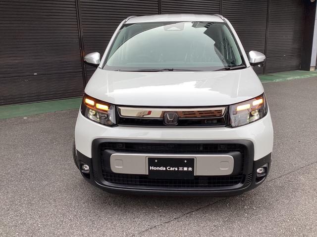 フリード e:HEVクロスター 当店展示車 新車未登録 ブラックエンブレム ボディーサイドモール べルリナブラックフロントグリル マルチビューカメラ アダプティブドライビングビーム 後退出庫サポート付き 専用15インチアルミホイール(18枚目)