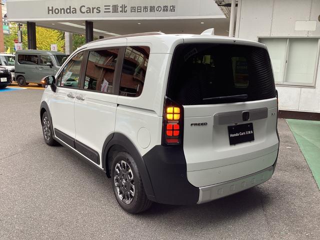 フリード e:HEVクロスター 当店展示車 新車未登録 ブラックエンブレム ボディーサイドモール べルリナブラックフロントグリル マルチビューカメラ アダプティブドライビングビーム 後退出庫サポート付き 専用15インチアルミホイール(19枚目)